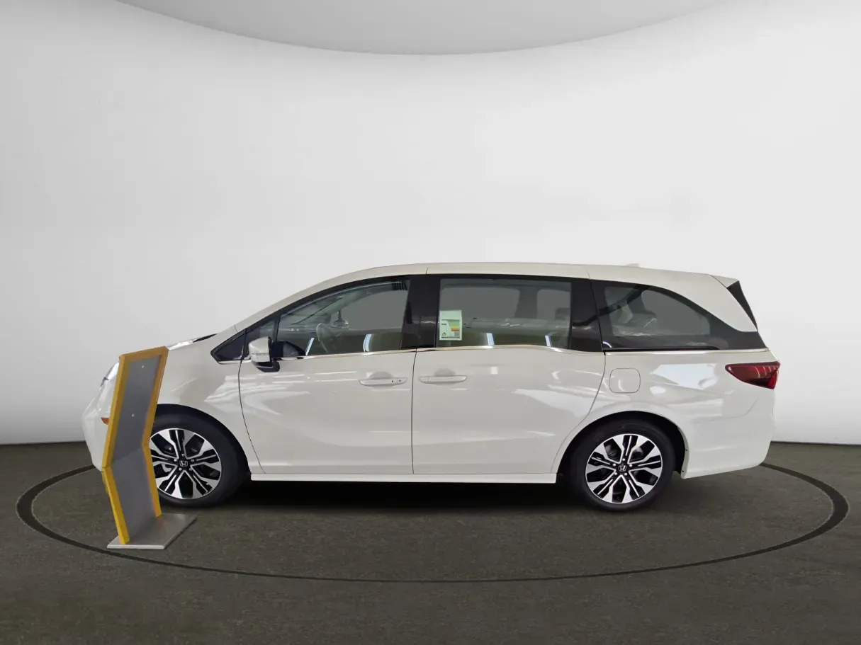 Car image 4