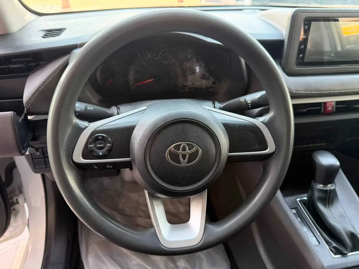 Car image 24