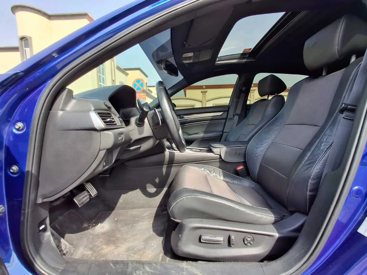 Car image 12