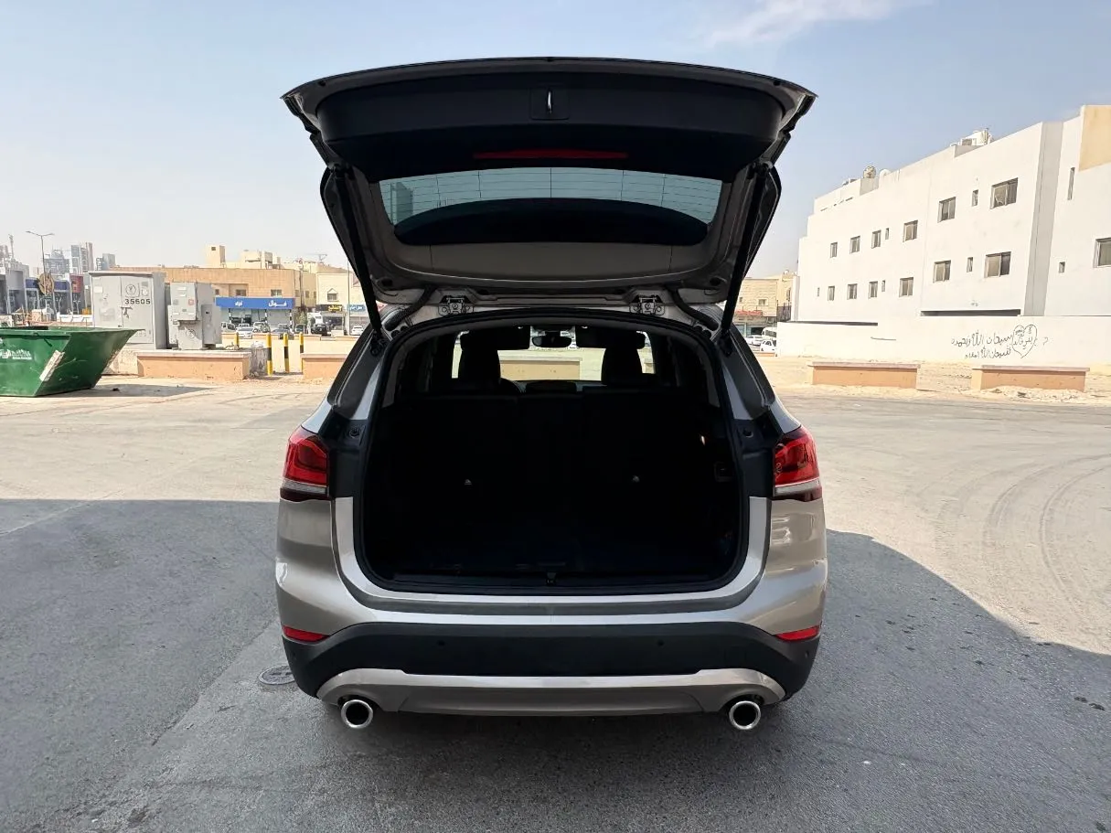 Car image 24