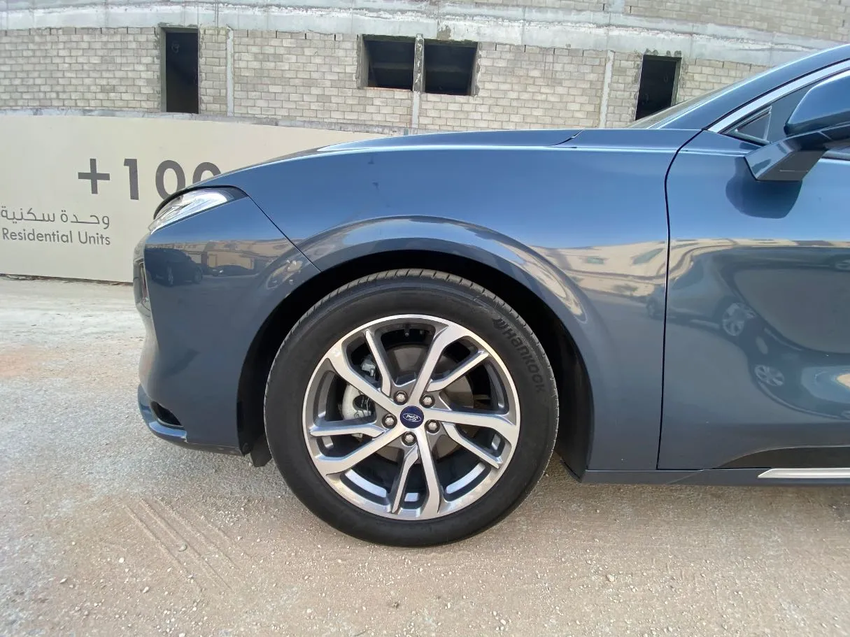 Car image 9