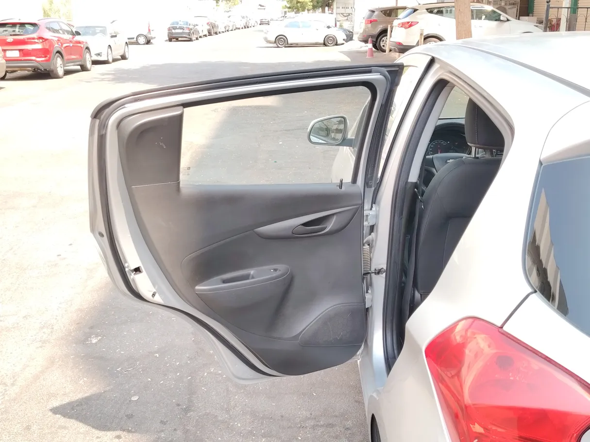 Car image 14