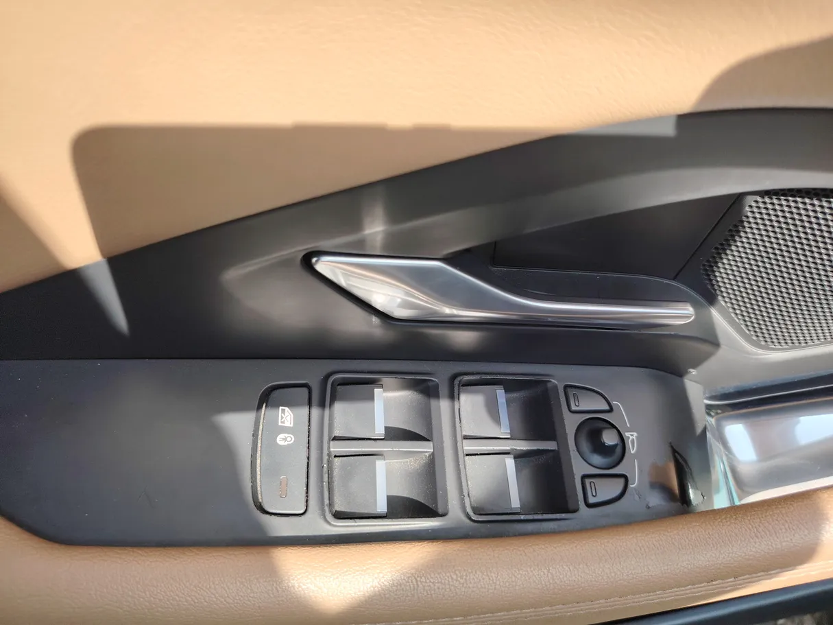 Car image 28