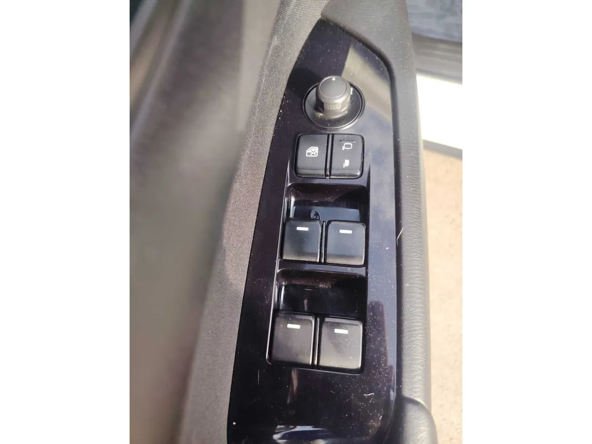 Car image 27