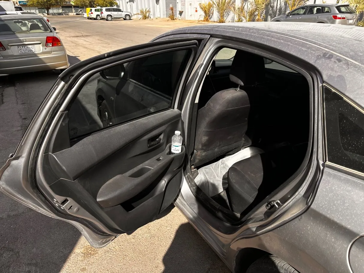 Car image 14