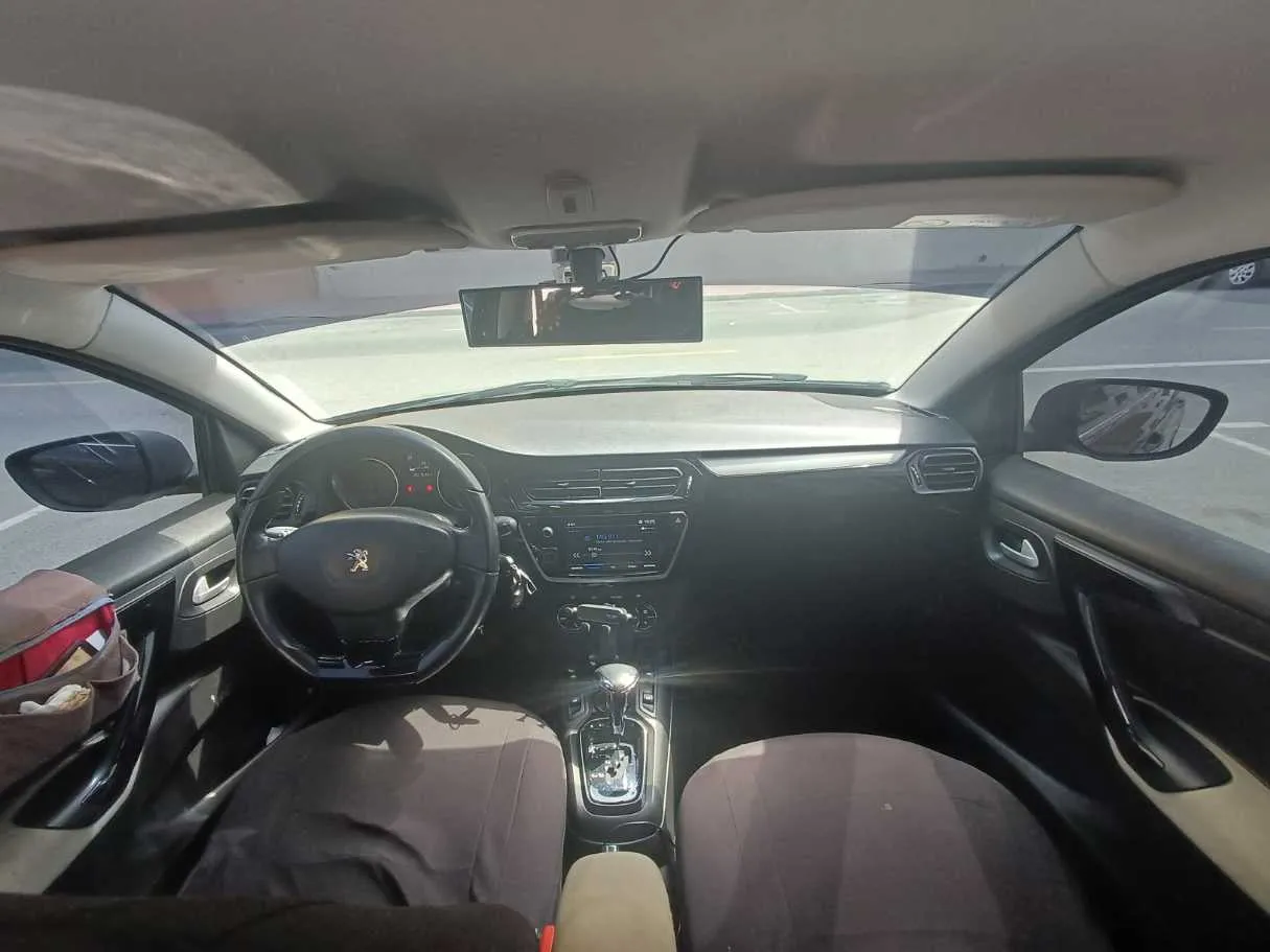 Car image 14