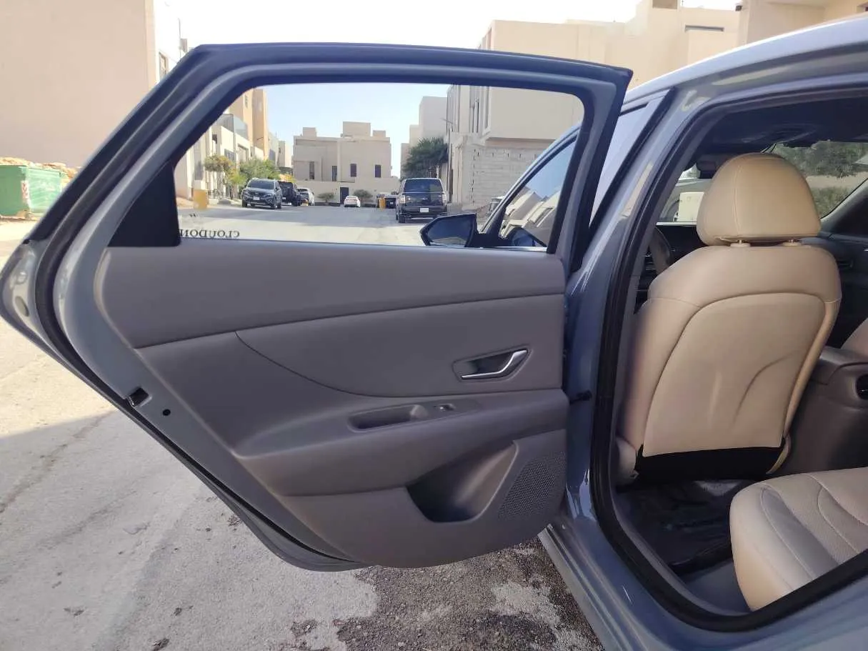 Car image 15