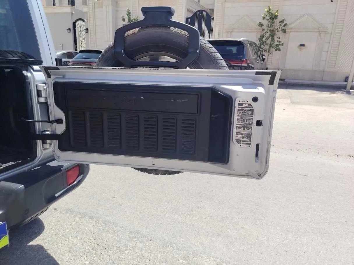 Car image 24
