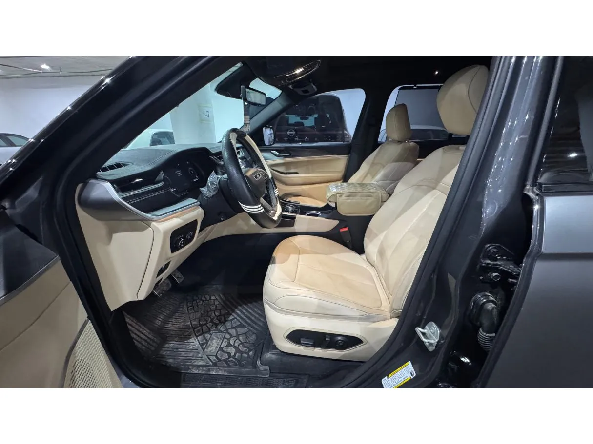 Car image 10