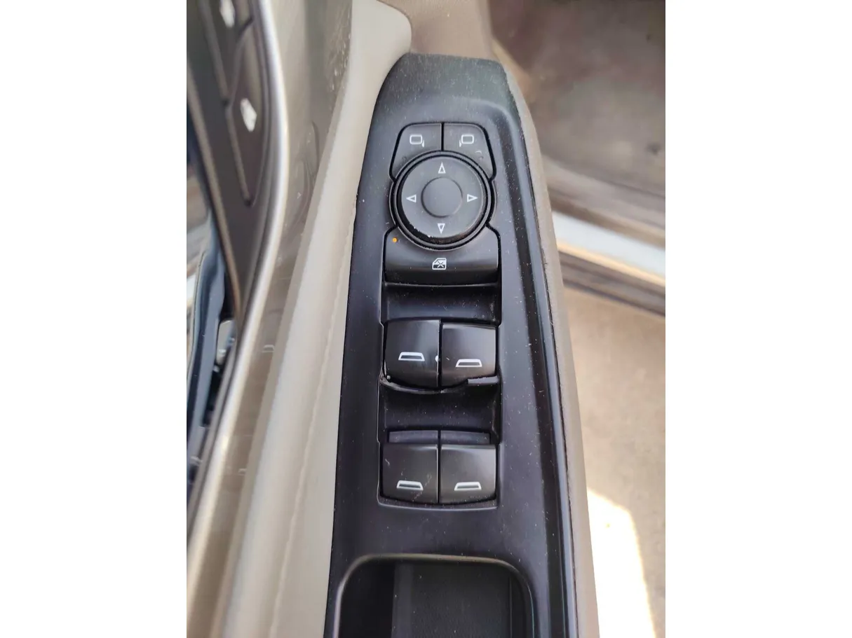 Car image 30