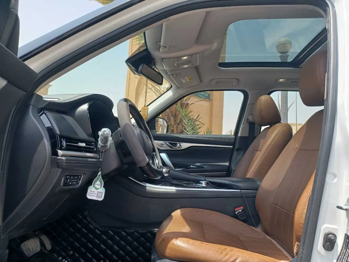 Car image 12