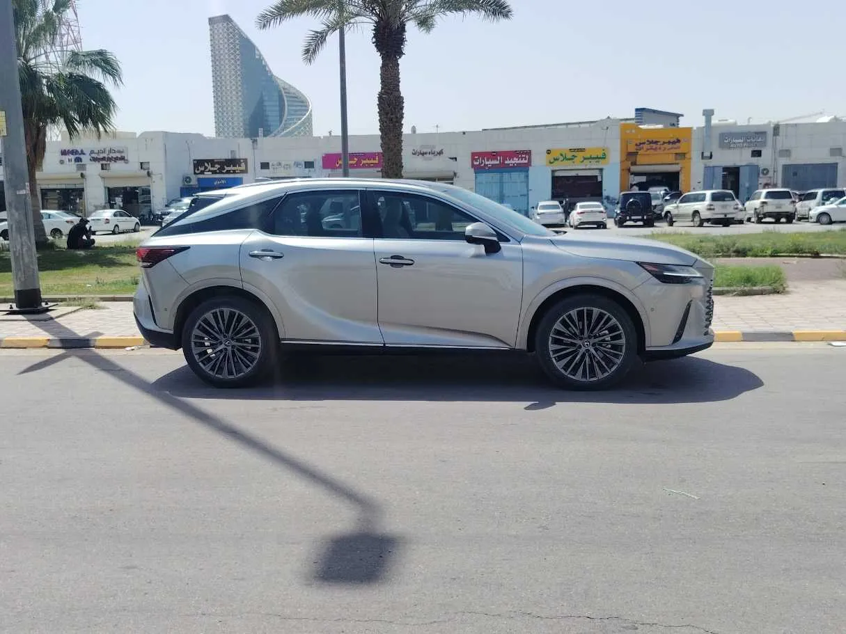 Car image 4