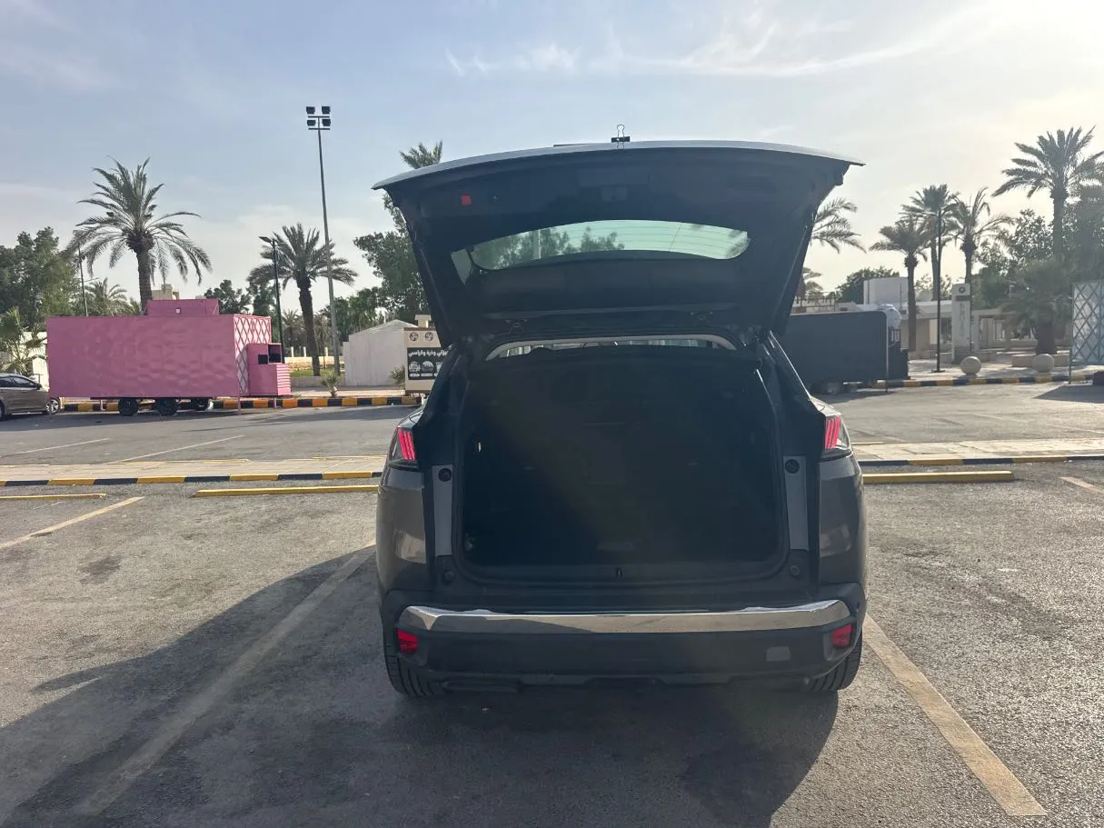 Car image 19