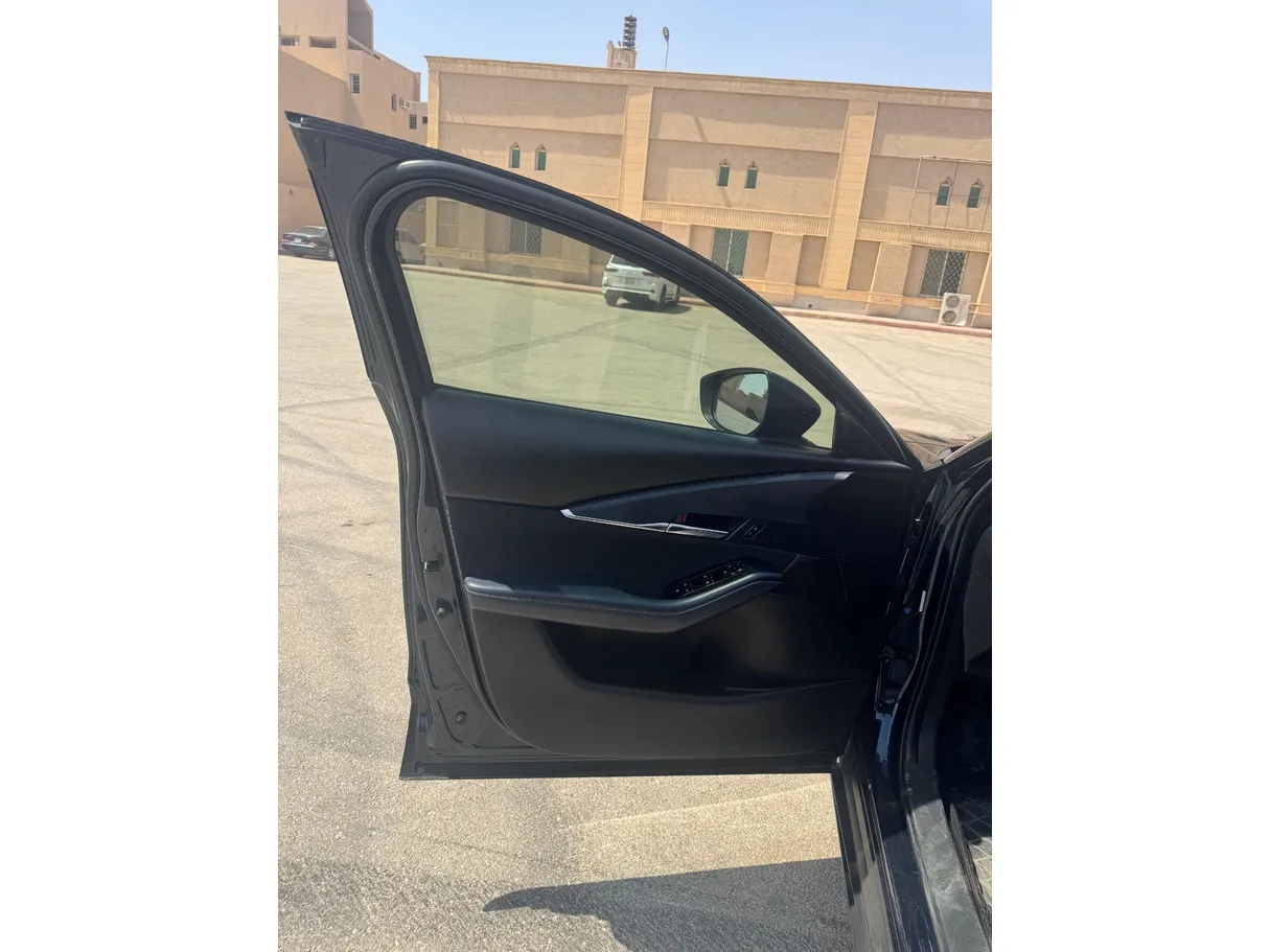 Car image 10