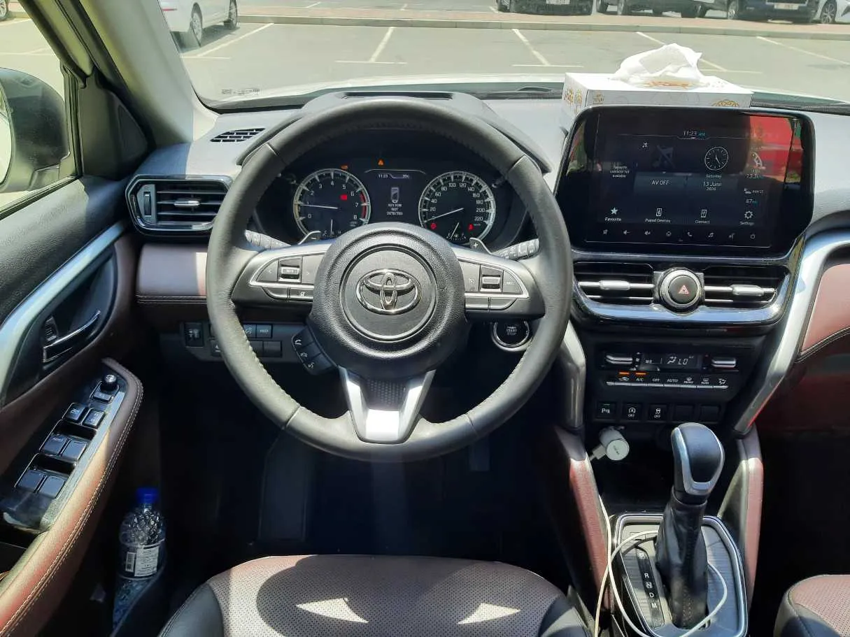 Car image 17