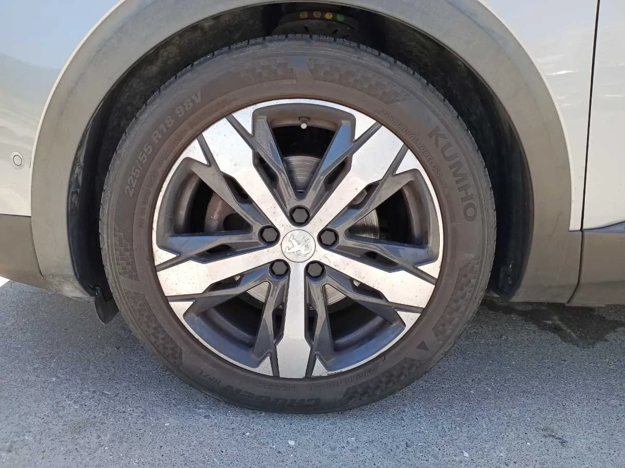 Car image 9