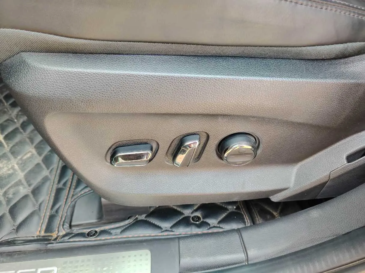 Car image 44