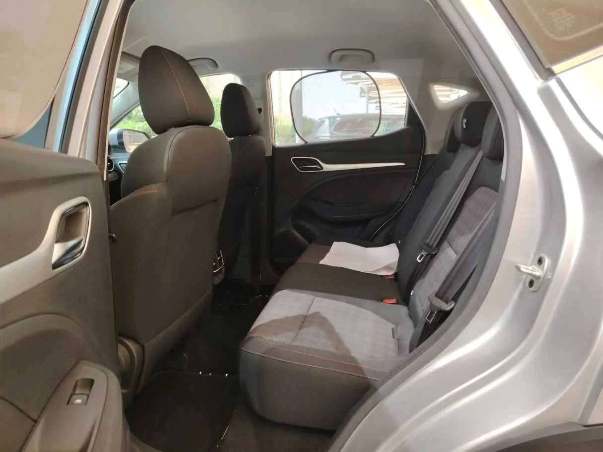 Car image 19