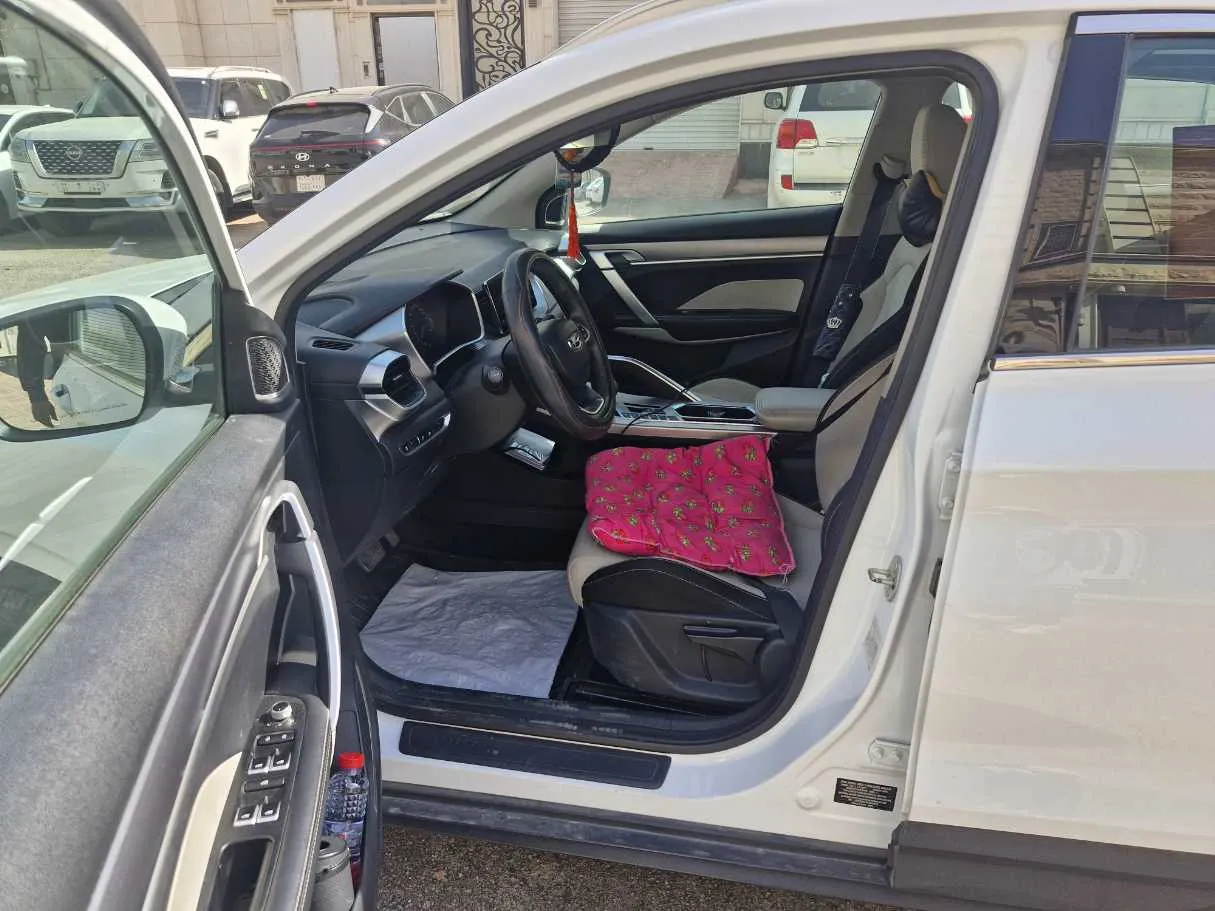 Car image 11