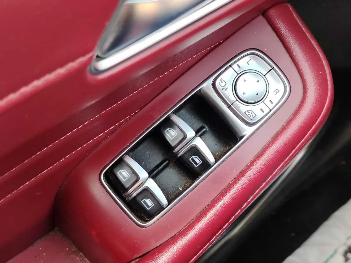 Car image 30
