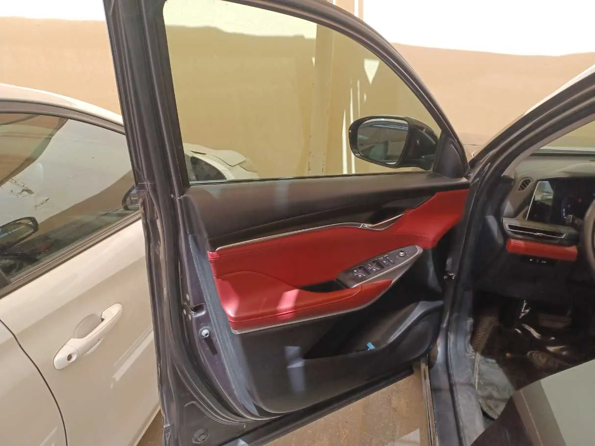Car image 10