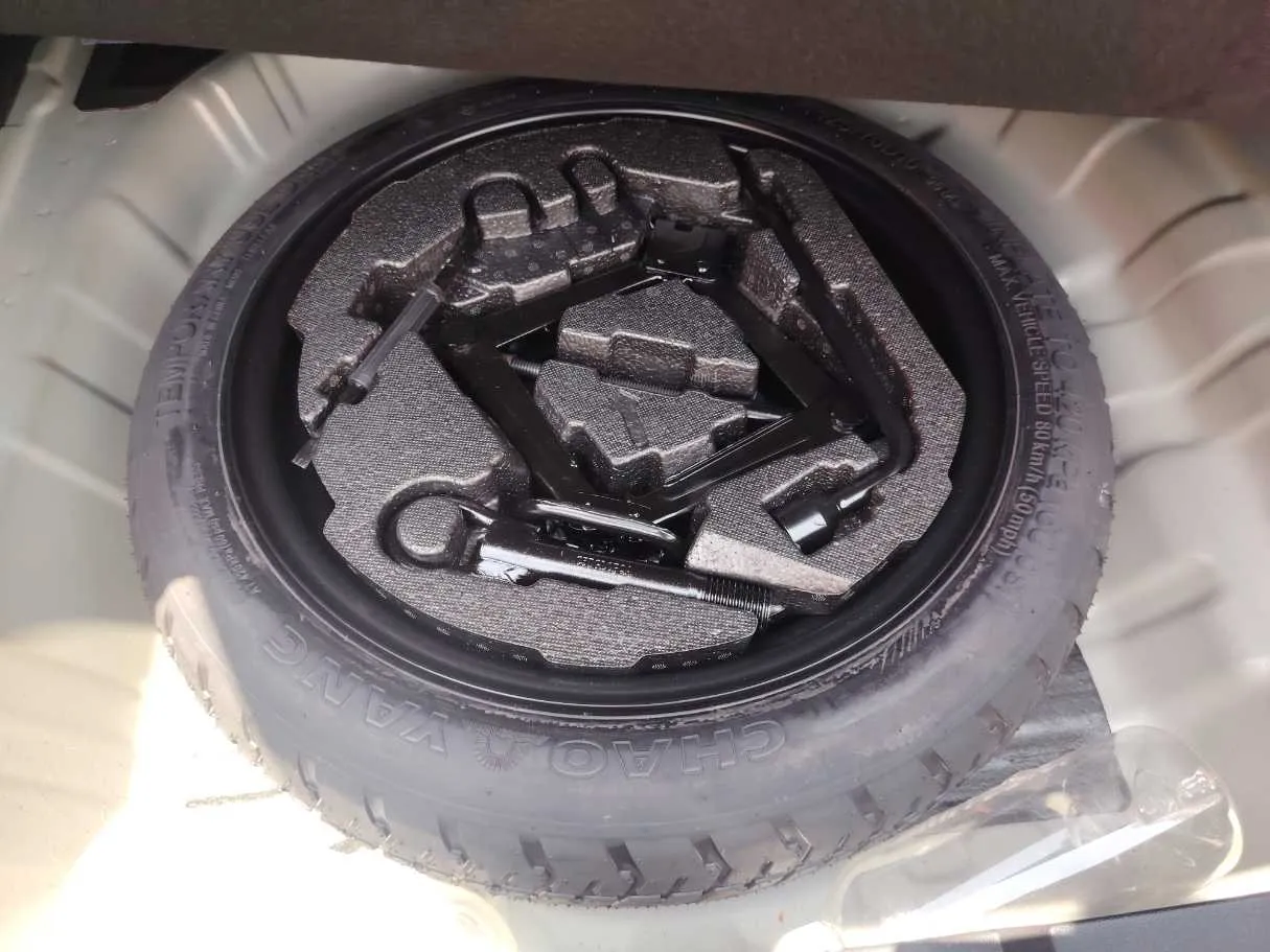 Car image 30