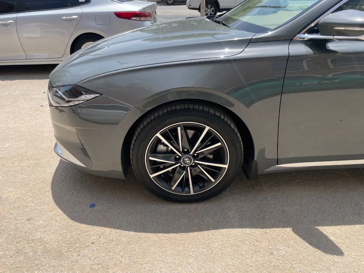 Car image 9