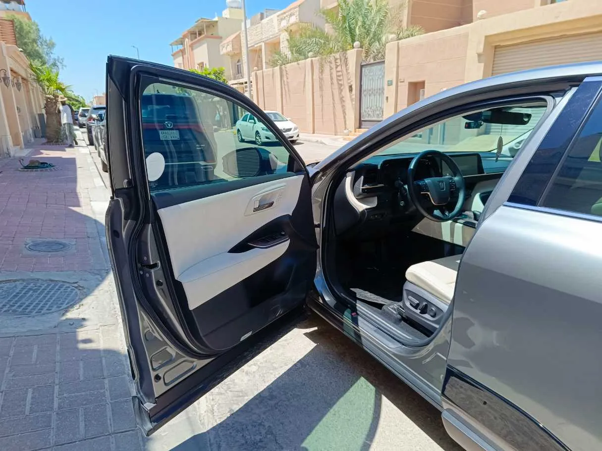 Car image 14