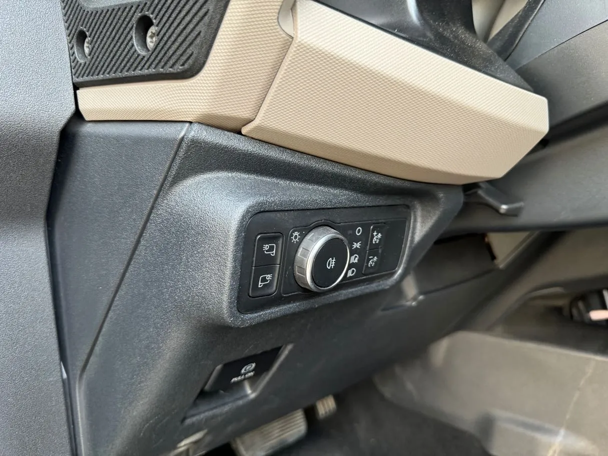 Car image 24