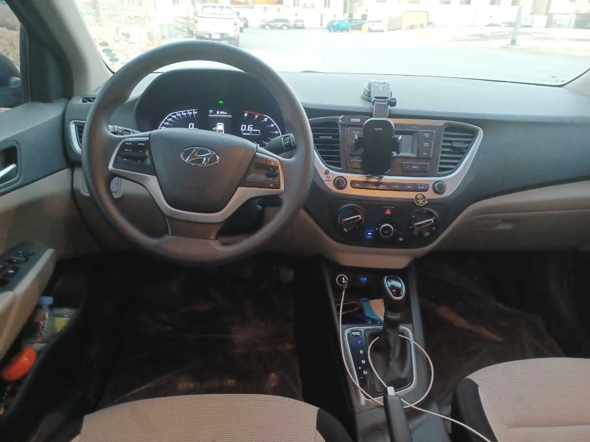 Car image 14