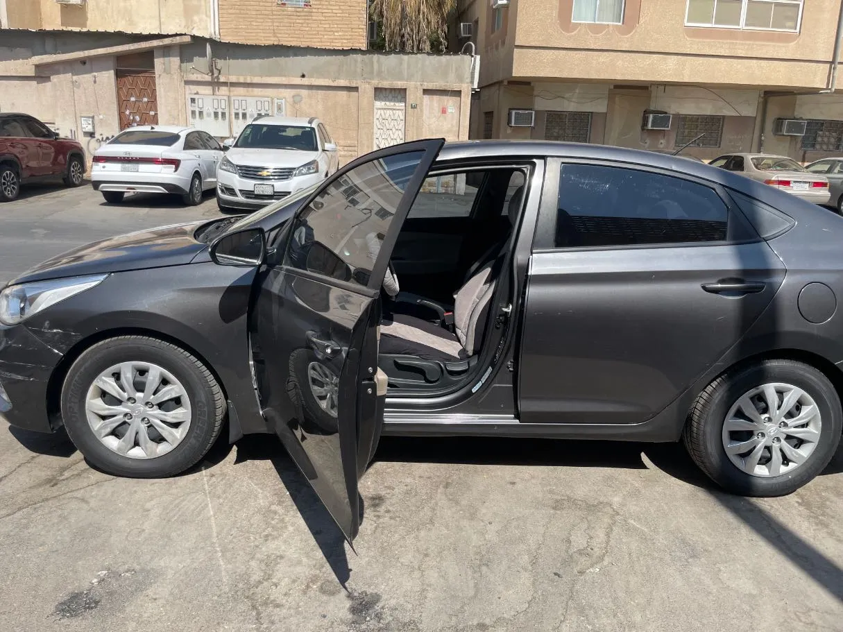 Car image 13