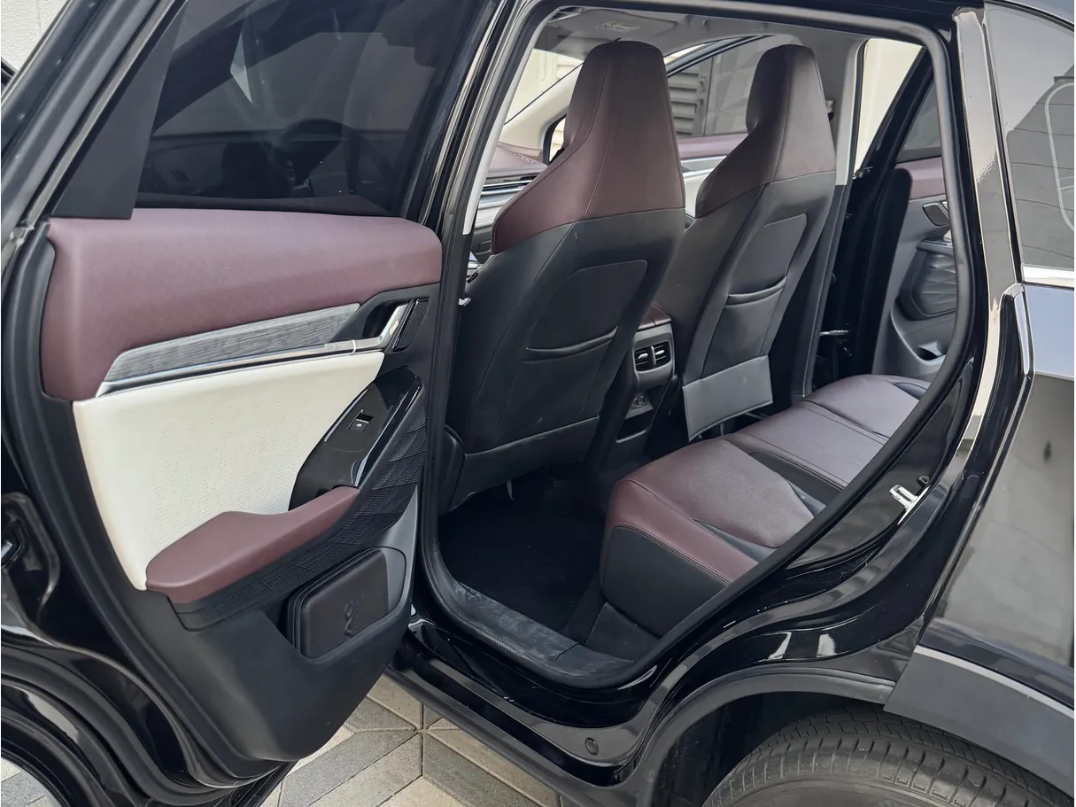 Car image 9