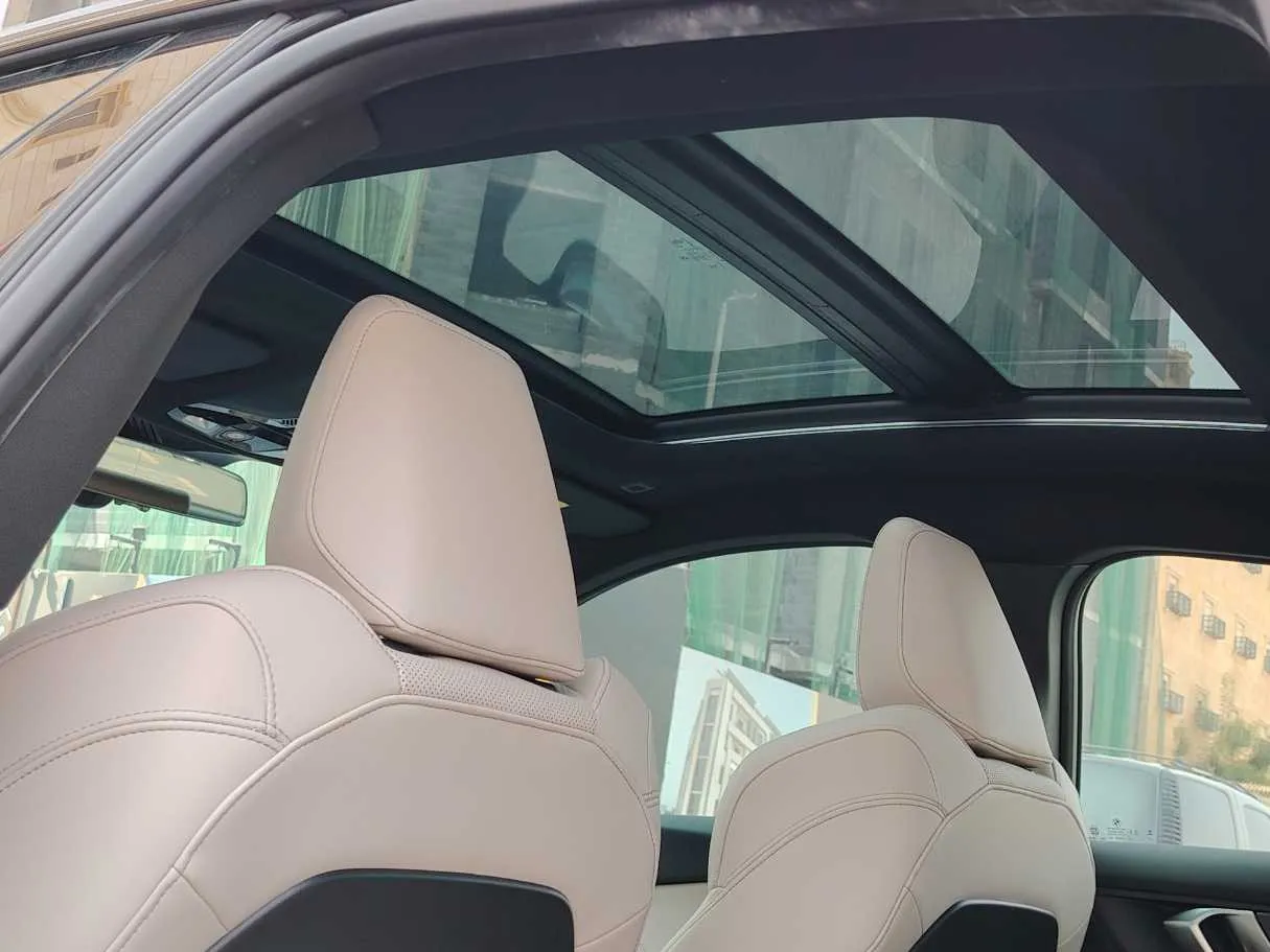 Car image 18