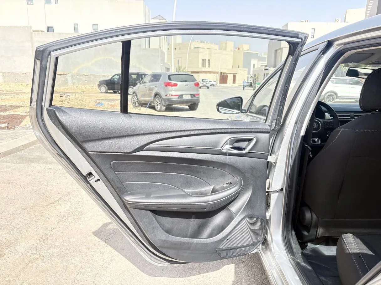 Car image 14