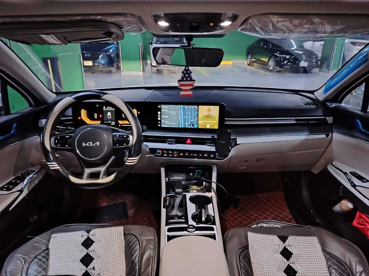 Car image 19