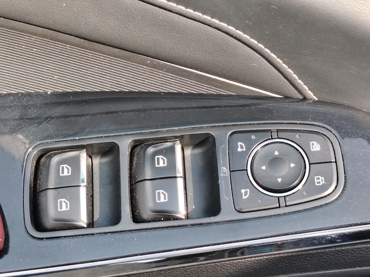 Car image 30