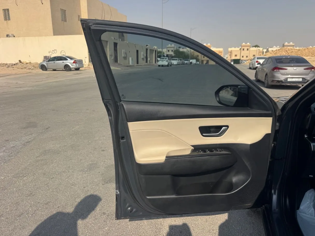Car image 10