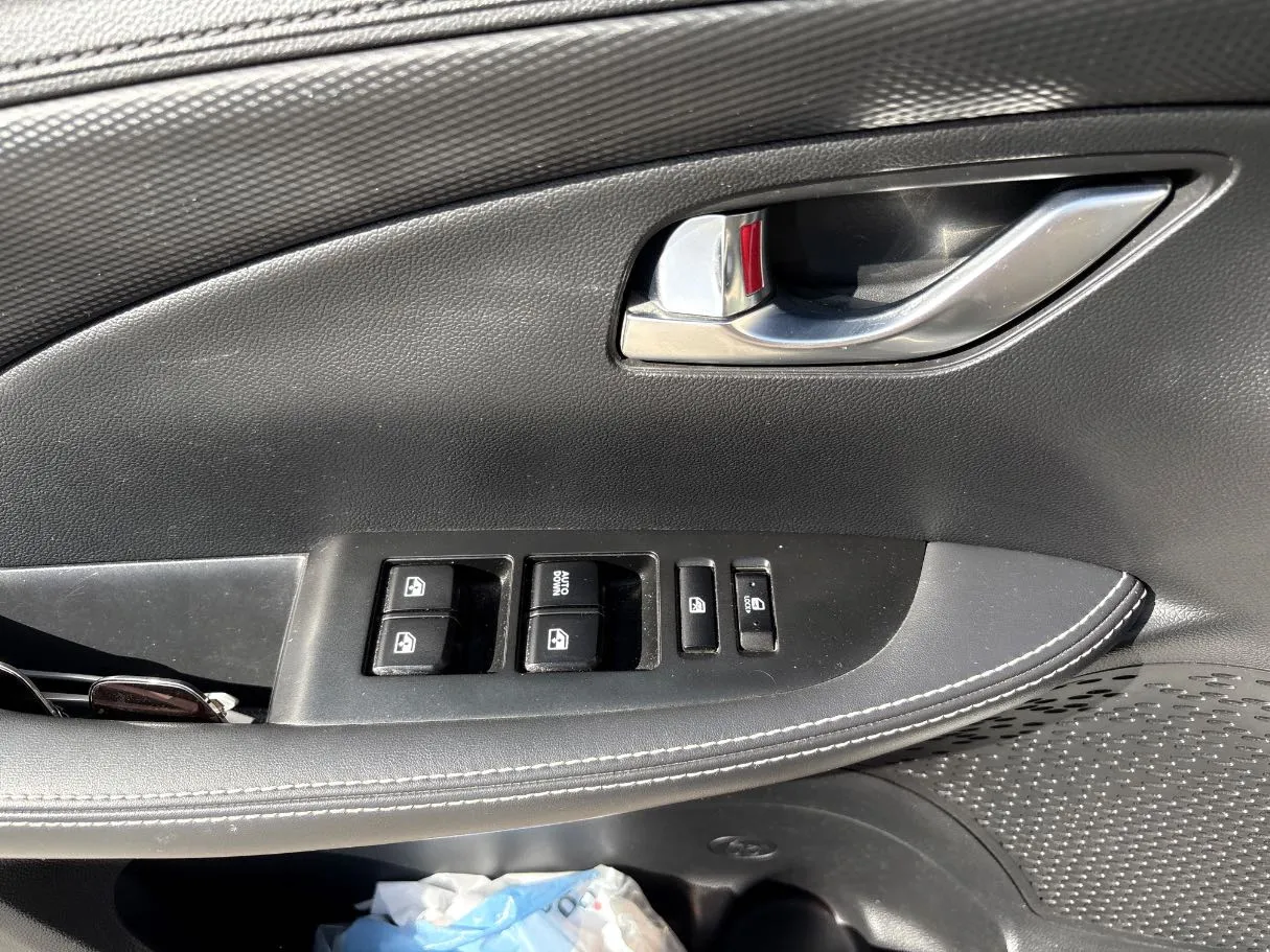 Car image 25