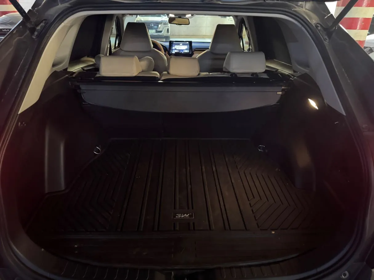 Car image 18