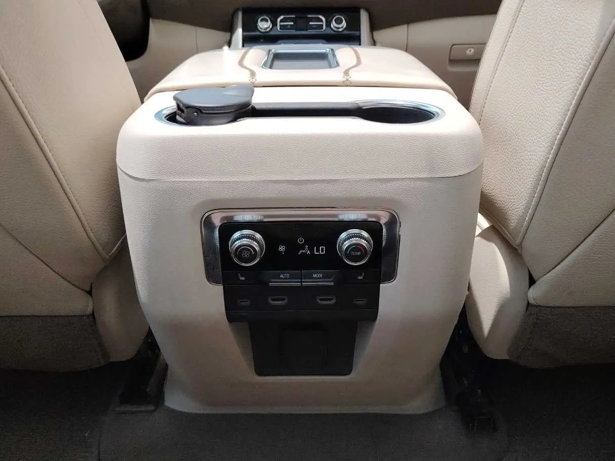 Car image 34