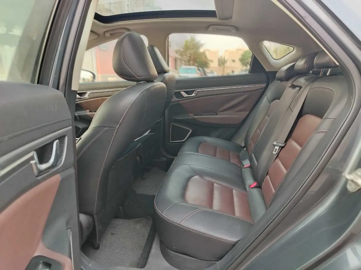Car image 19