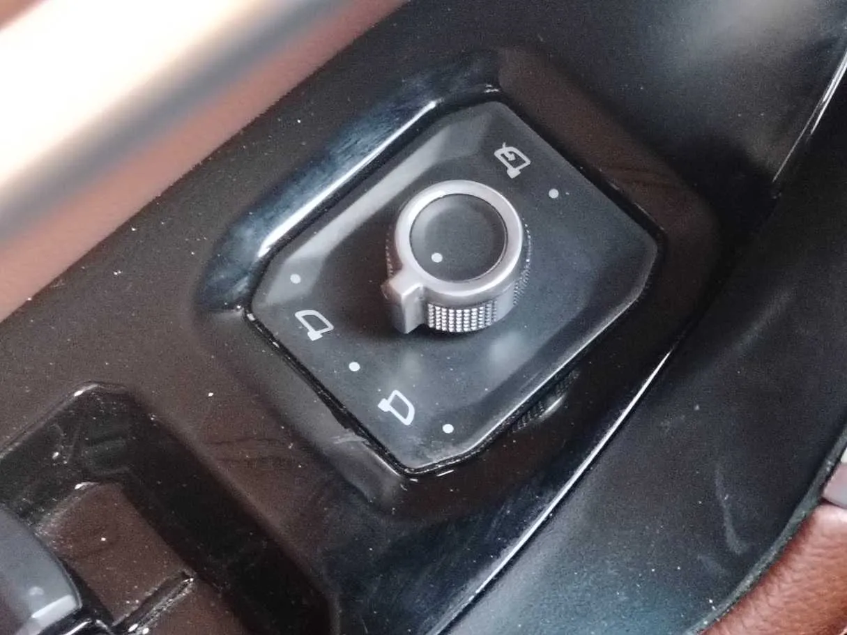 Car image 27
