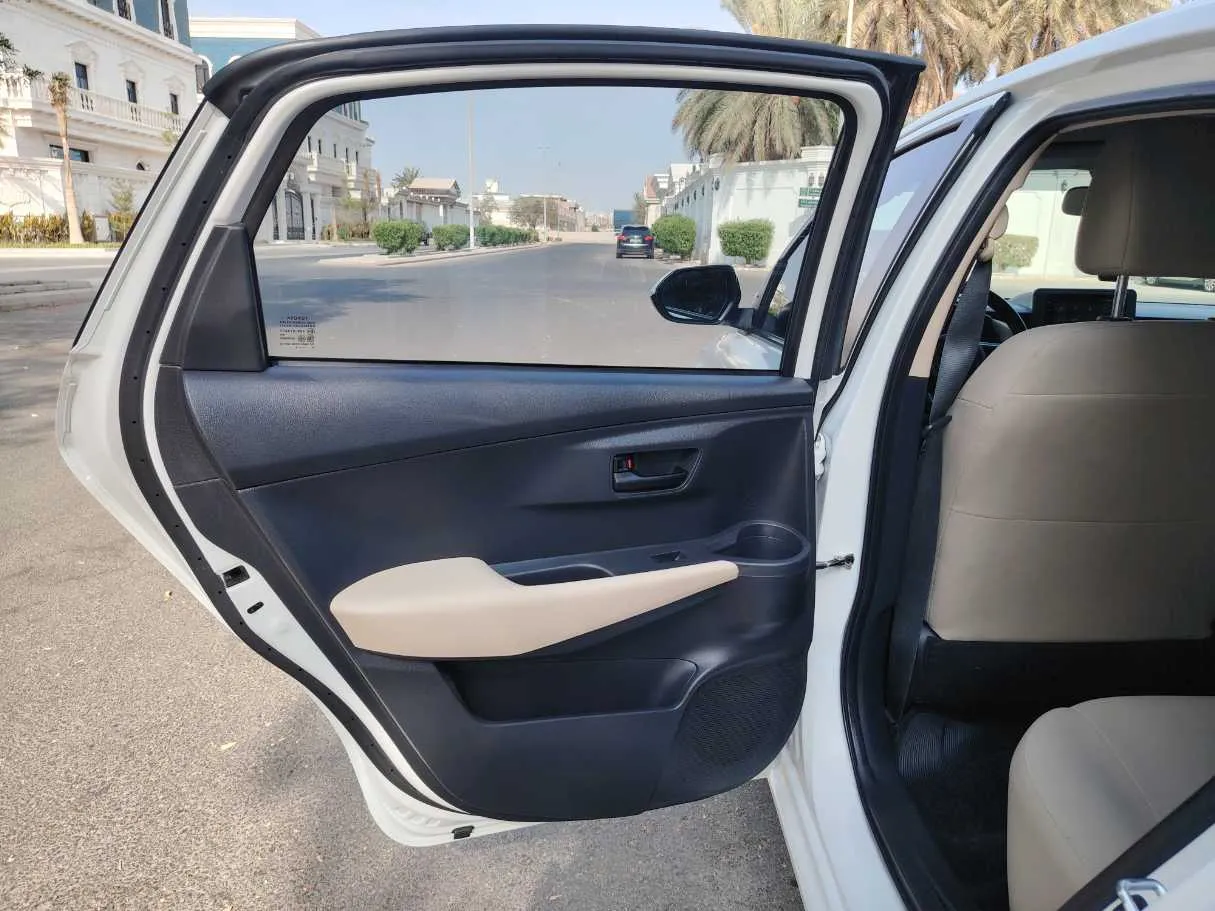 Car image 14