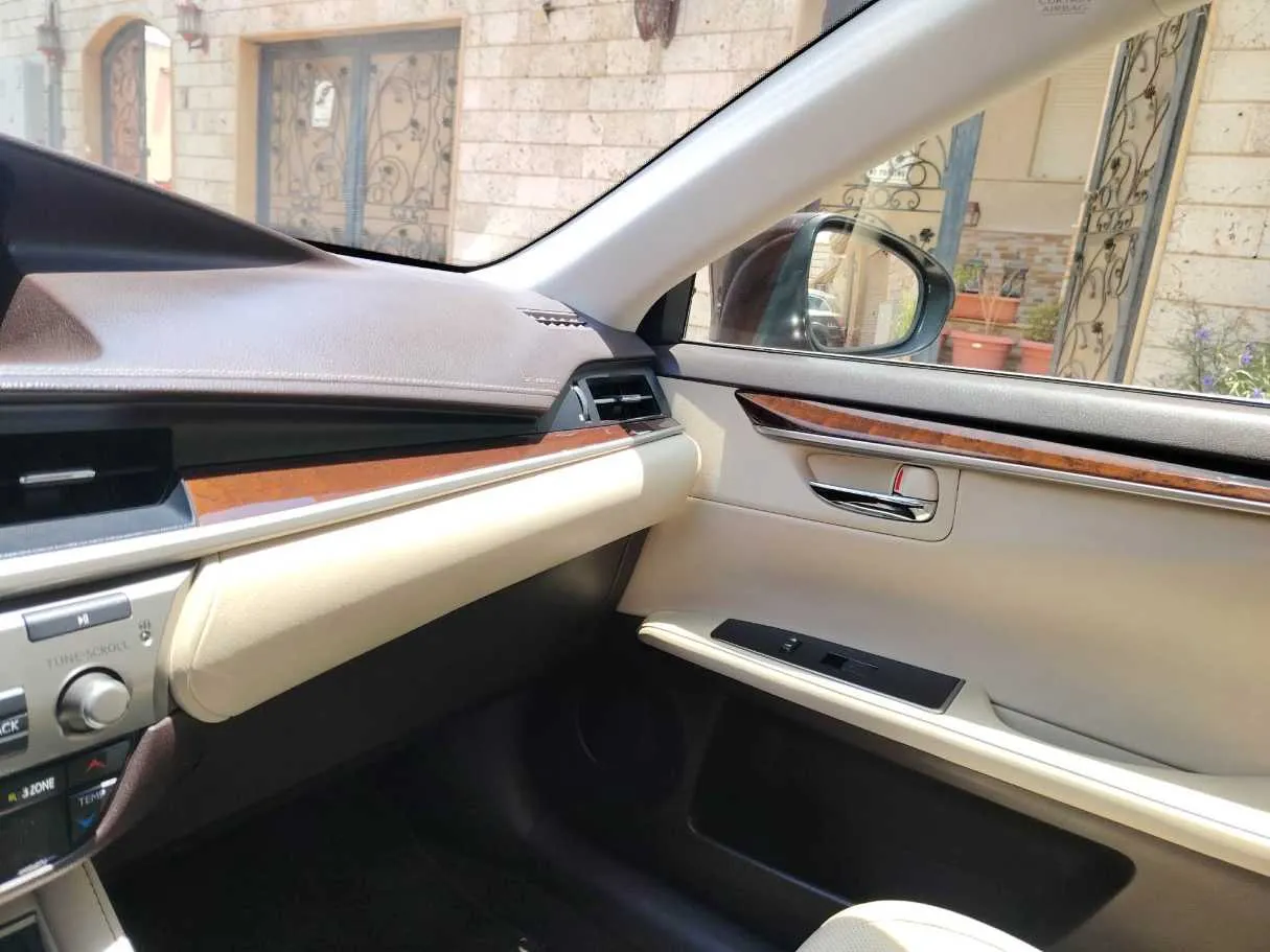 Car image 30