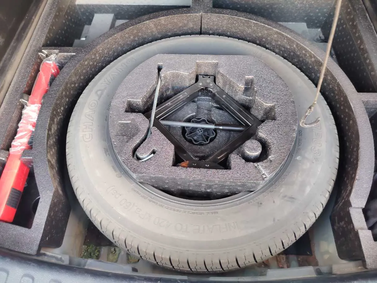 Car image 30