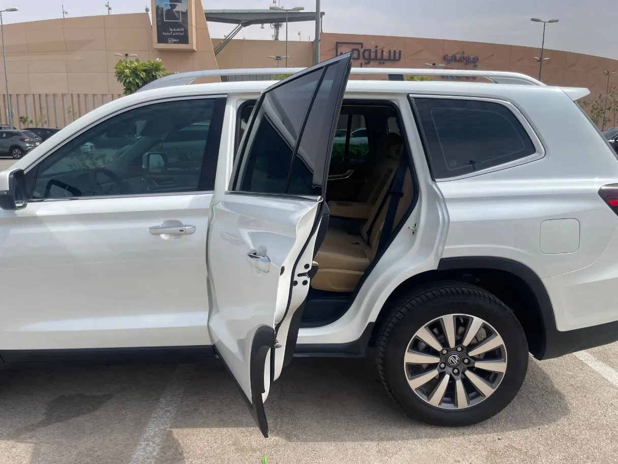 Car image 15