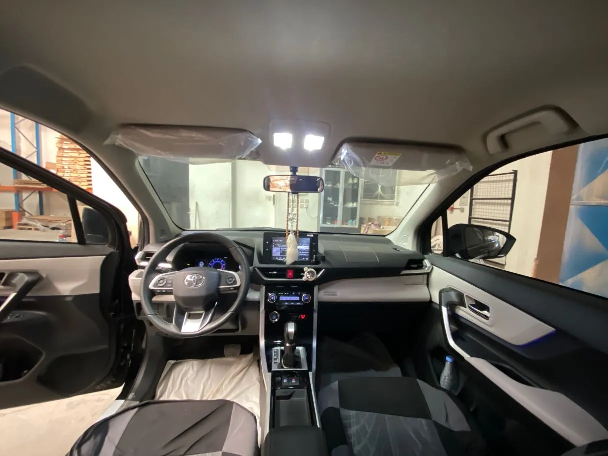 Car image 14