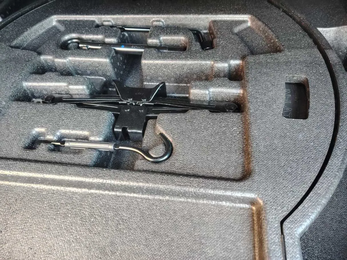 Car image 26