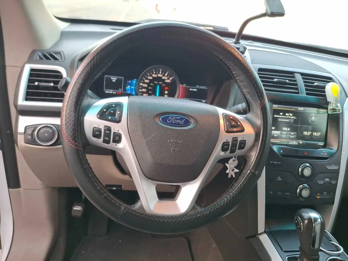 Car image 14
