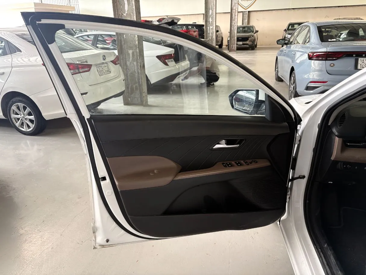 Car image 9
